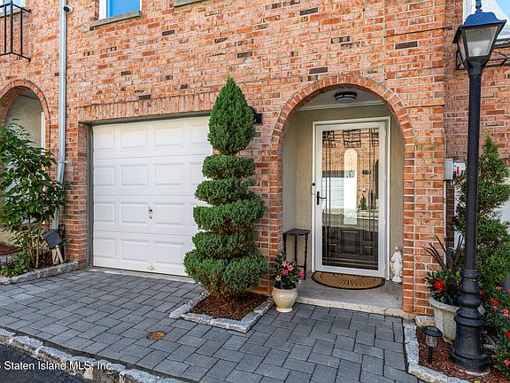 2nd image of 34 Lexington Ln