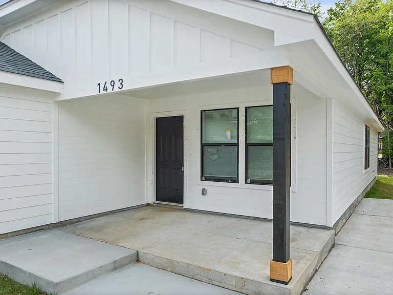 1493 S McLean Blvd — Photo 2