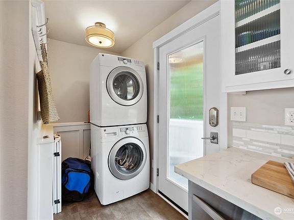 5th image of 18522 Soundview Drive NW