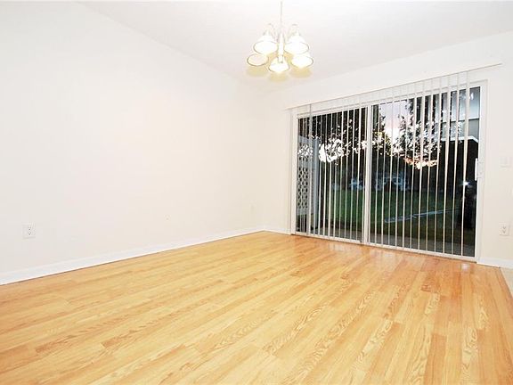 5th image of 136 Woodknoll Pl