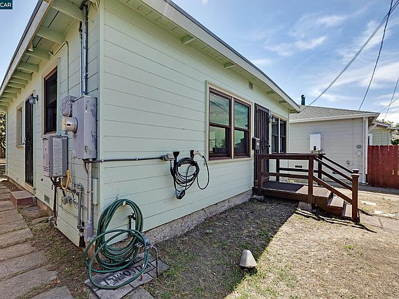 5th image of 2370 Pine Ave