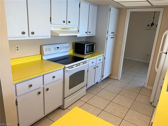 4th image of 921 SE 16th Pl