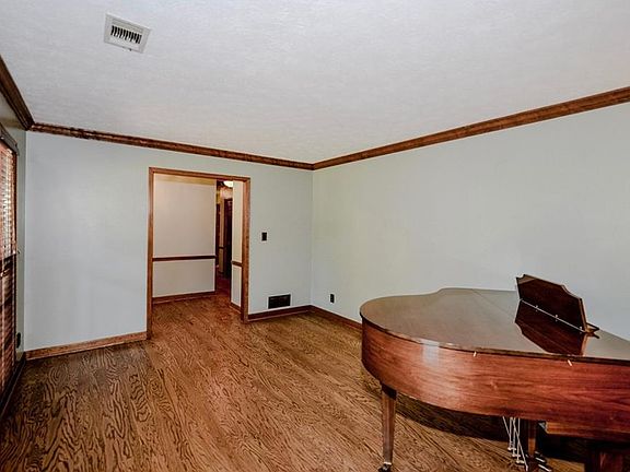 4th image of 300 Saddle Lake Dr