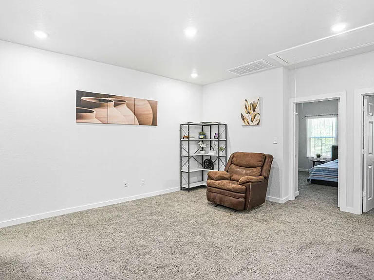 4 Oak Plz — Photo 15