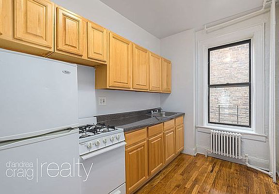 3rd image of 440 Saint Johns Pl APT 3B