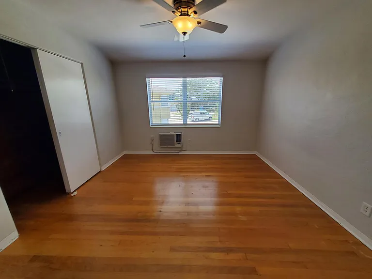601 Monterey Blvd NE #5 — Photo 5