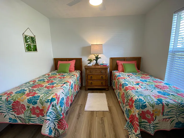 Bedroom 2 with half bath - With previous furnishings (currently unfurnished)