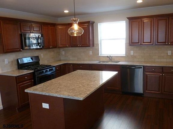 4th image of 302 S Yam Ave