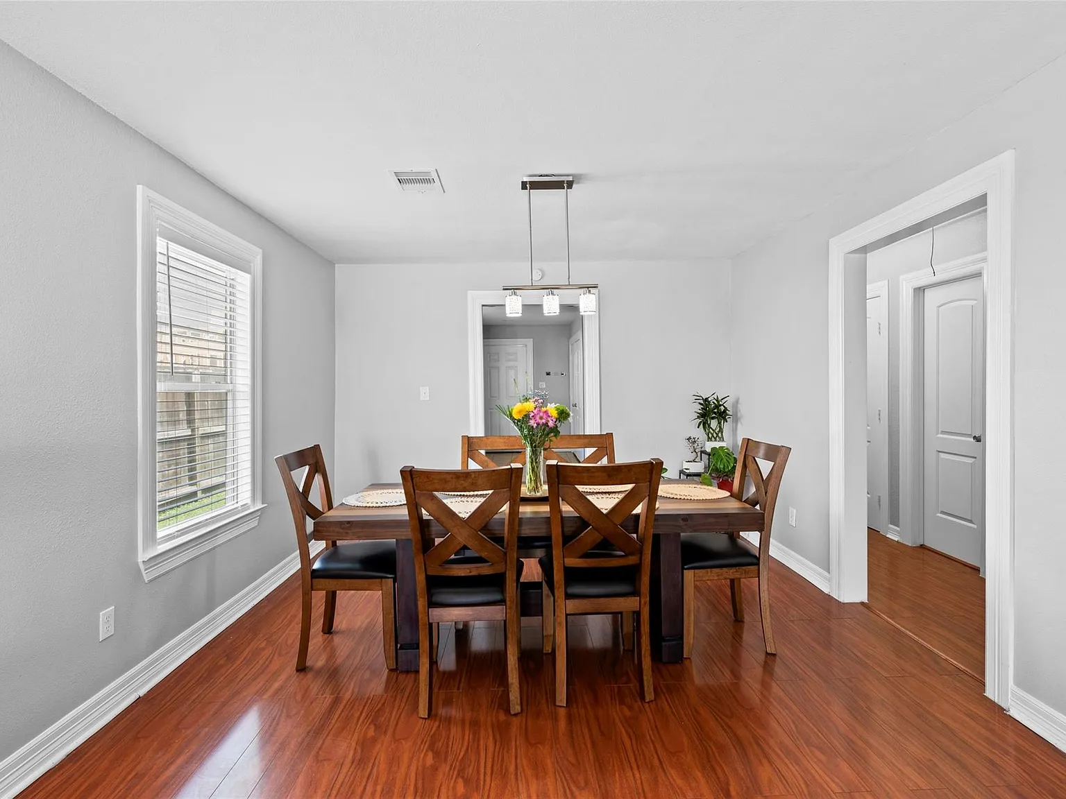 2 bed, 1.0 bath, 1100 sqft, $2,300 — Photo 4