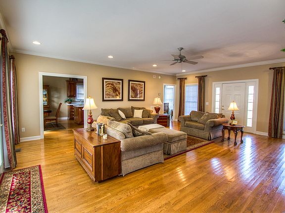 4th image of 102 Estell Cir
