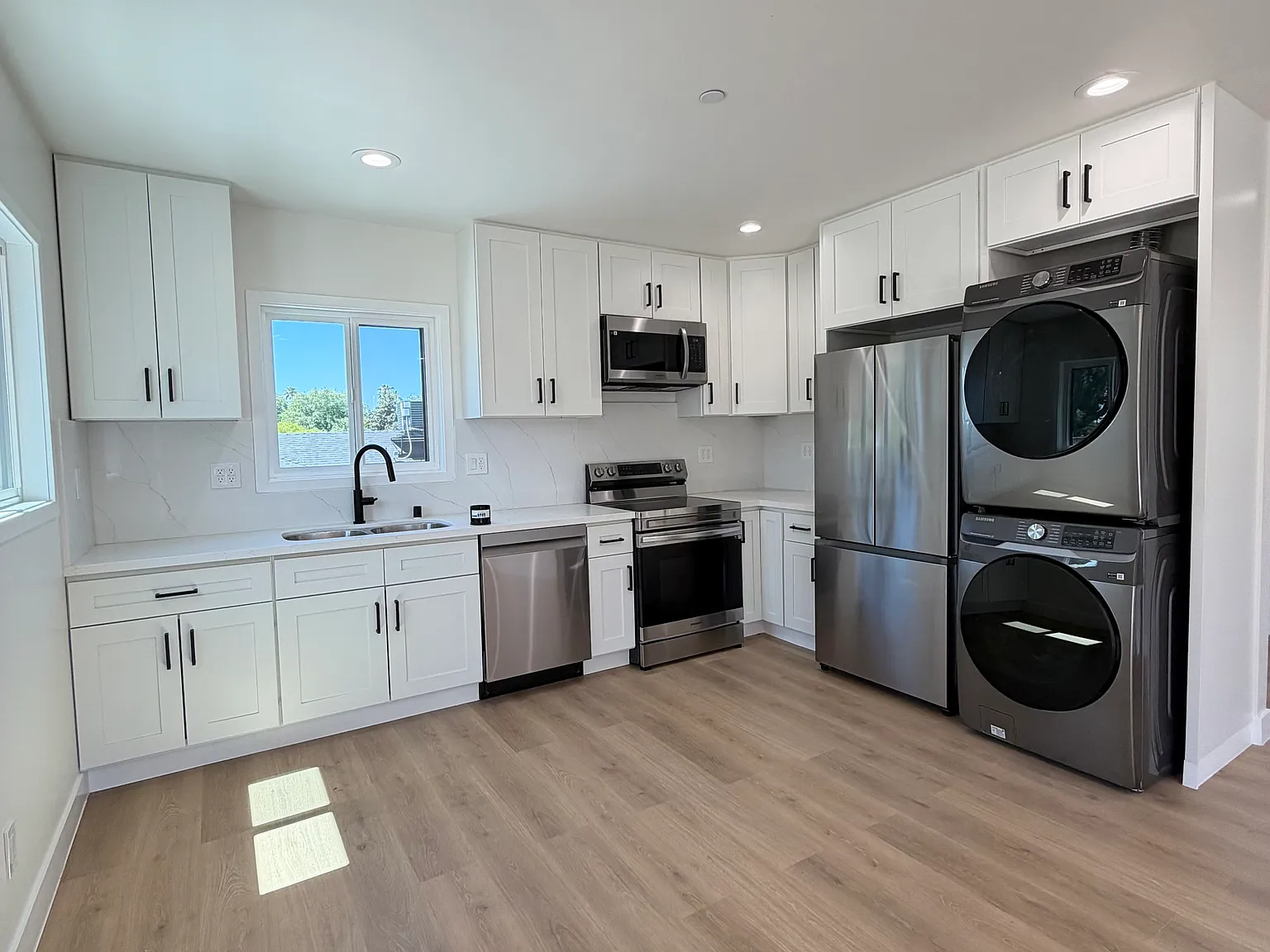 2 bed, 800 sqft, $2,850 — Photo 1