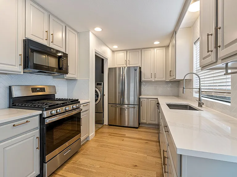 8302 Bradford Edward Cv #B — Photo 6