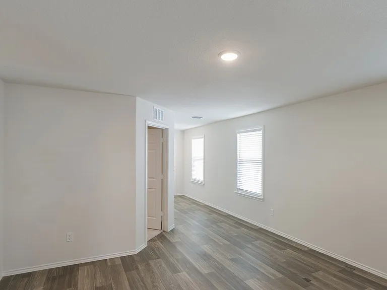 6319 Antares — Photo 8