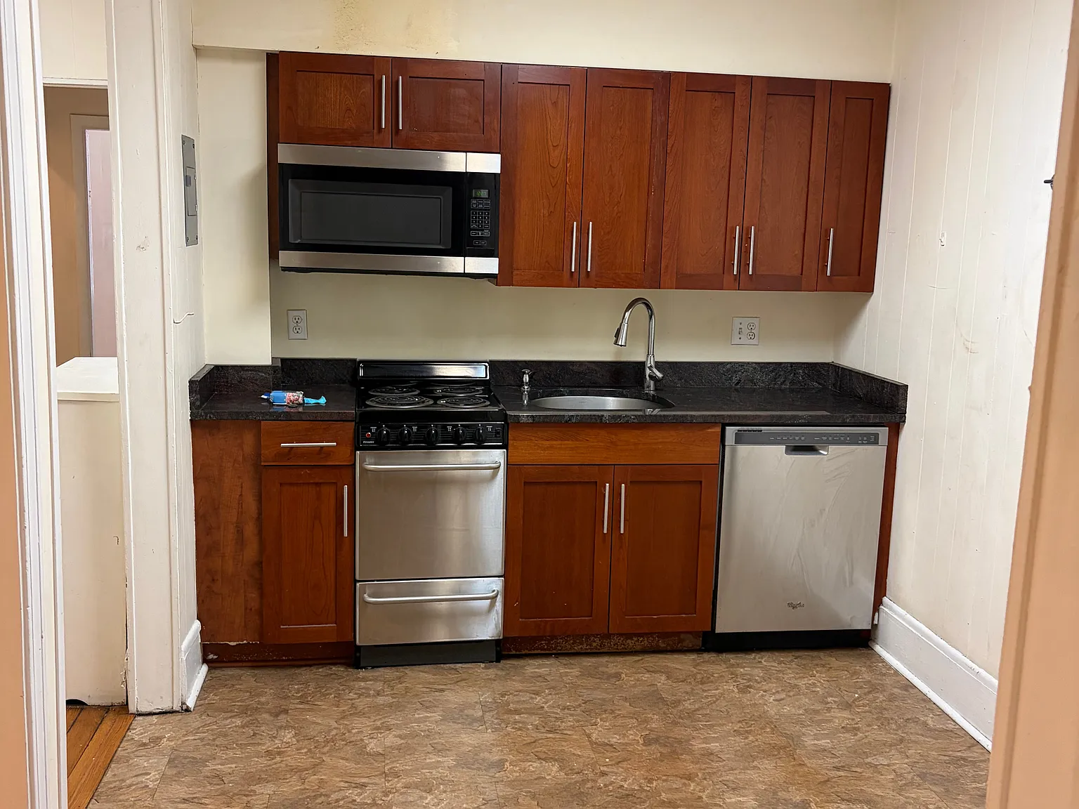 3 bed, 785 sqft, $3,750 — Photo 2