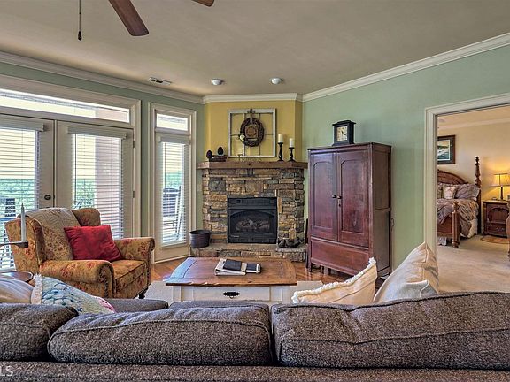 3rd image of 310 Banister Dr #101