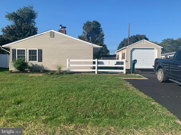 260 Pinewood Dr #E, Levittown, PA 19054