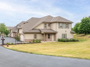N55W17140 Ravenwood Dr, Menomonee Falls, WI 53051
