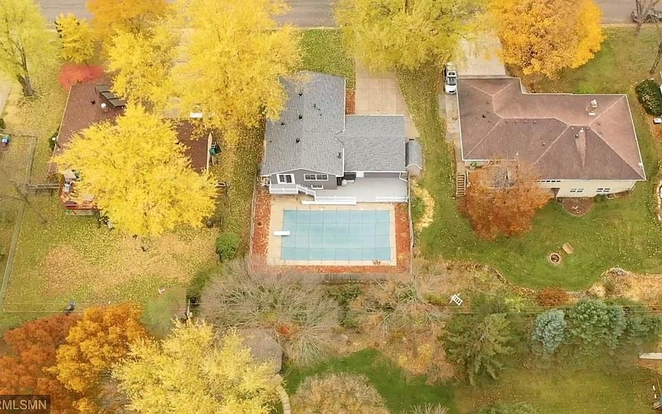 2nd image of 703 Iona Ln