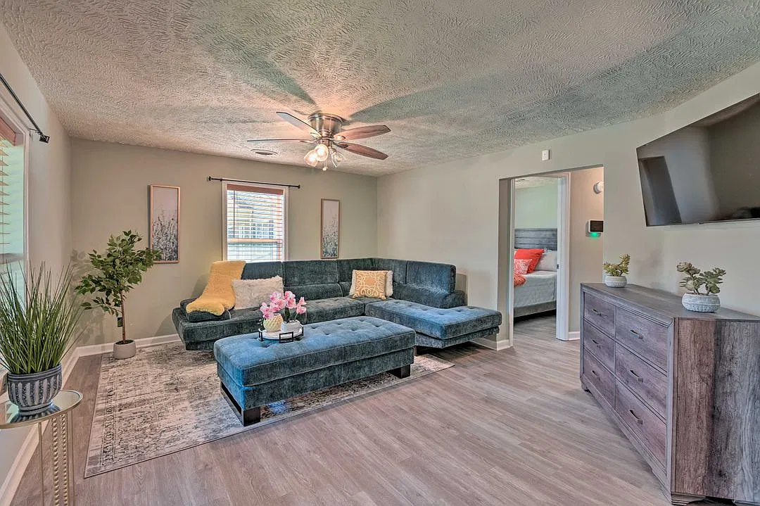 3 bed, 1.5 bath, 1024 sqft, $3,200 — Photo 2