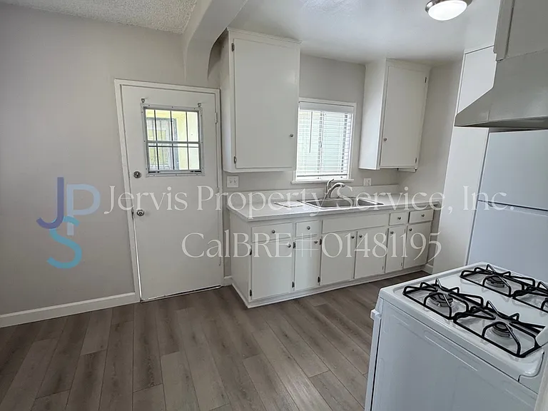 6017 Pine Ave #B — Photo 5