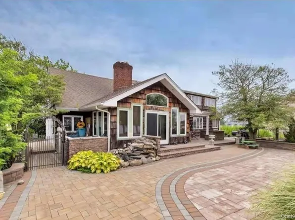 1 Farragut Pl, Amityville, NY 11701