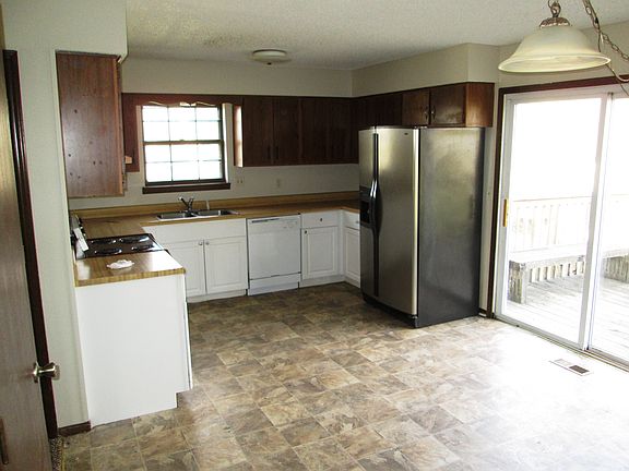 comes with stove and dishwasher