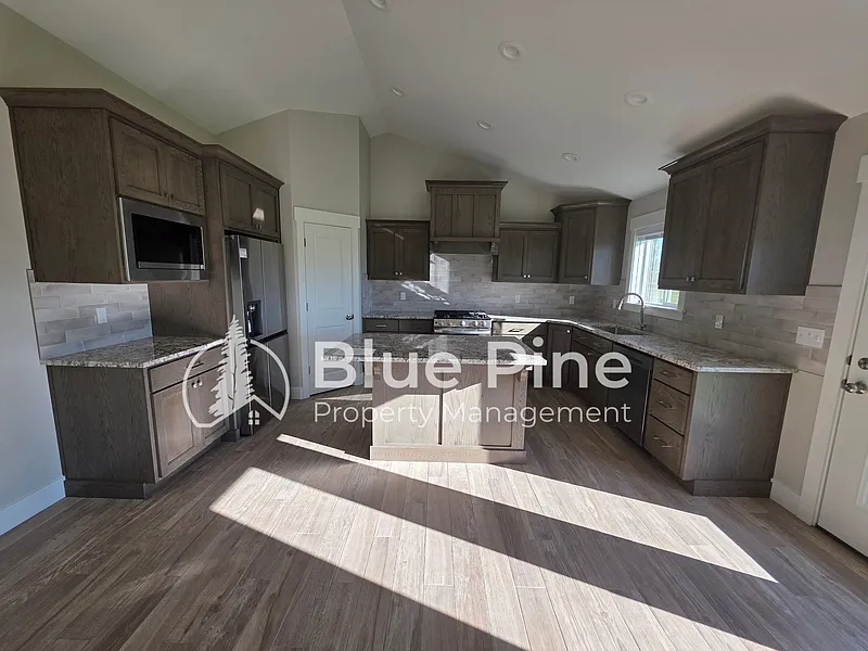 6 bed, 3.0 bath, 3477 sqft, $3,050 — Photo 4