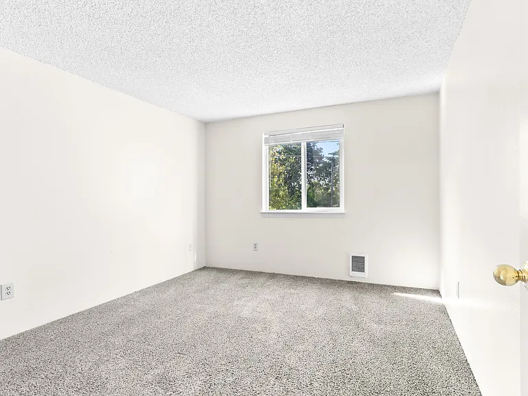Charbern Apartments — Photo 28