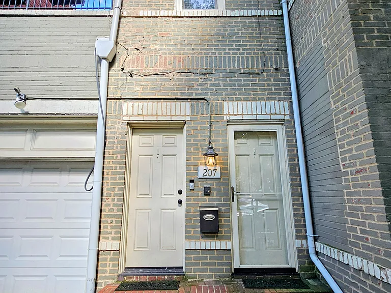 207 11th St NE — Photo 3