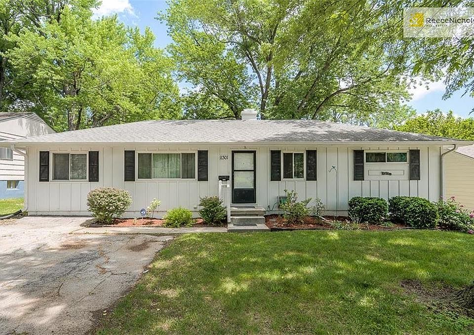 Great curb appeal and double driveway for extra parking.