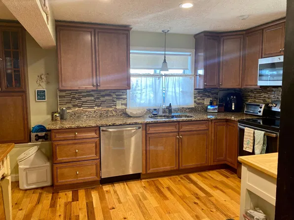 7 Shea St #A, Salisbury, MA 01952