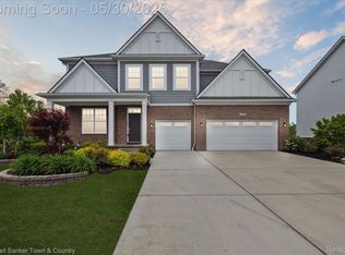 24295 Bay Laurel Ln, South Lyon, MI