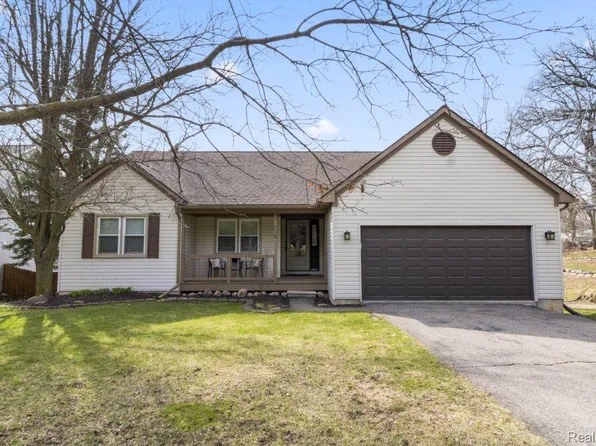736 Pine Tree Rd, Lake Orion, MI 48362