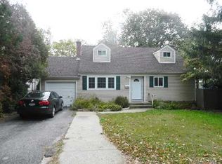 175 W 22nd St, Huntington Station, NY 11746