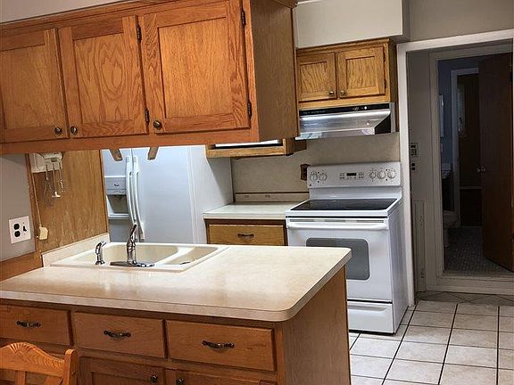 4th image of 19030 Hilton Dr