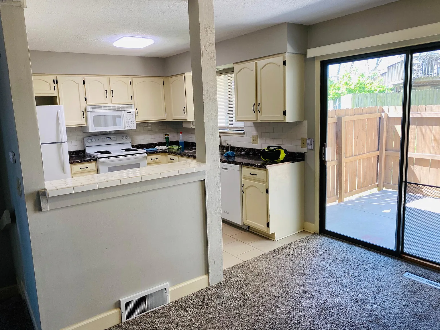 2 bed, 1.5 bath, 1272 sqft, $1,375 — Photo 4