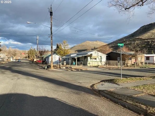 1690 Chestnut St, Baker City, OR 97814
