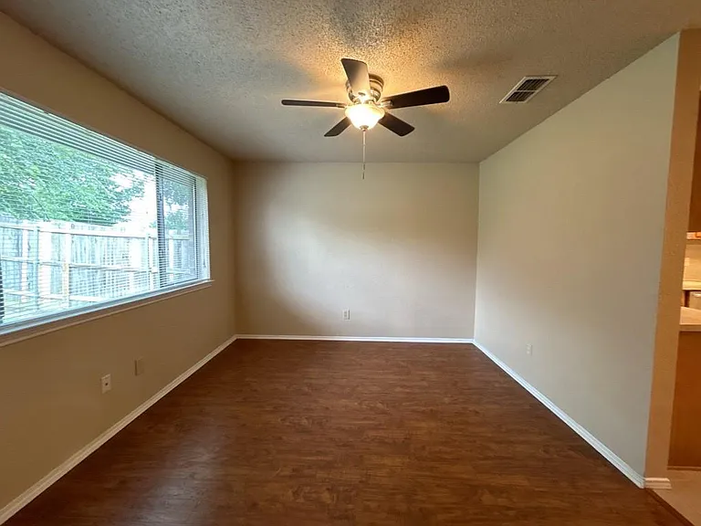 2412 Amber Hill Ln — Photo 3