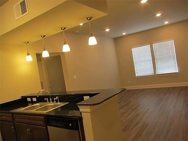 1 bed, 1.0 bath, 746 sqft, $1,250 — Photo 3