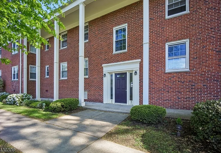 390 Morris Ave #8 — Photo 20