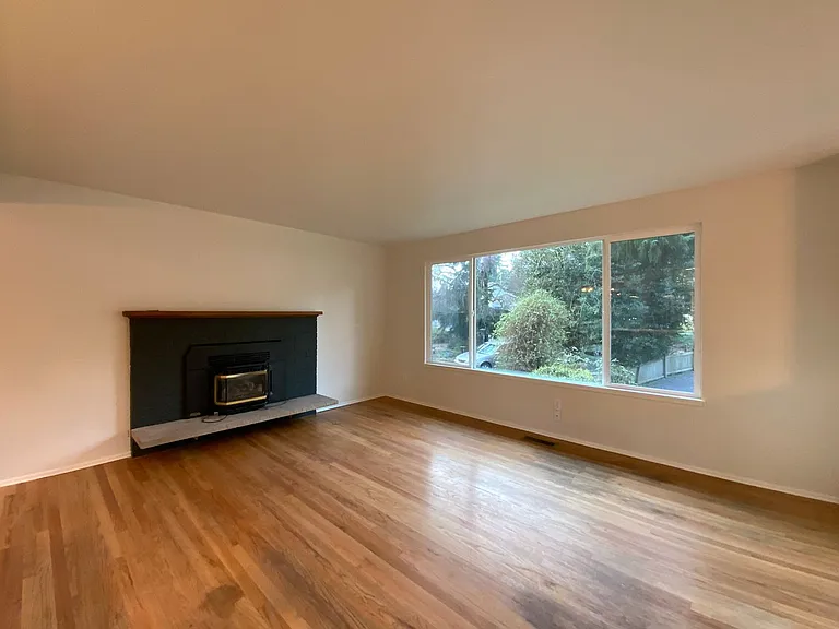 1628 202nd Pl SW — Photo 4