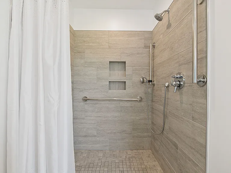 716 Clarence Dr — Photo 12