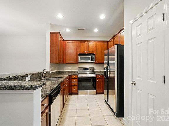 4th image of 310 Rose Garden Ct