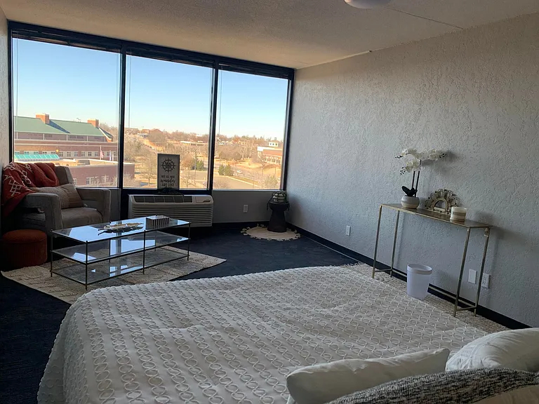Central Plaza Living — Photo 12