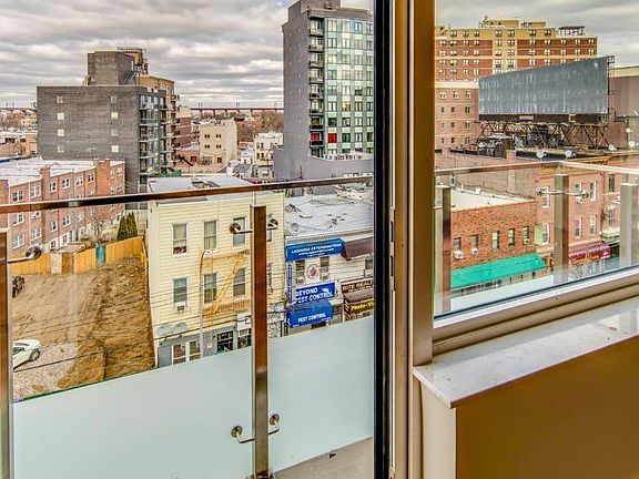 4th image of 2605 28th St APT 4C