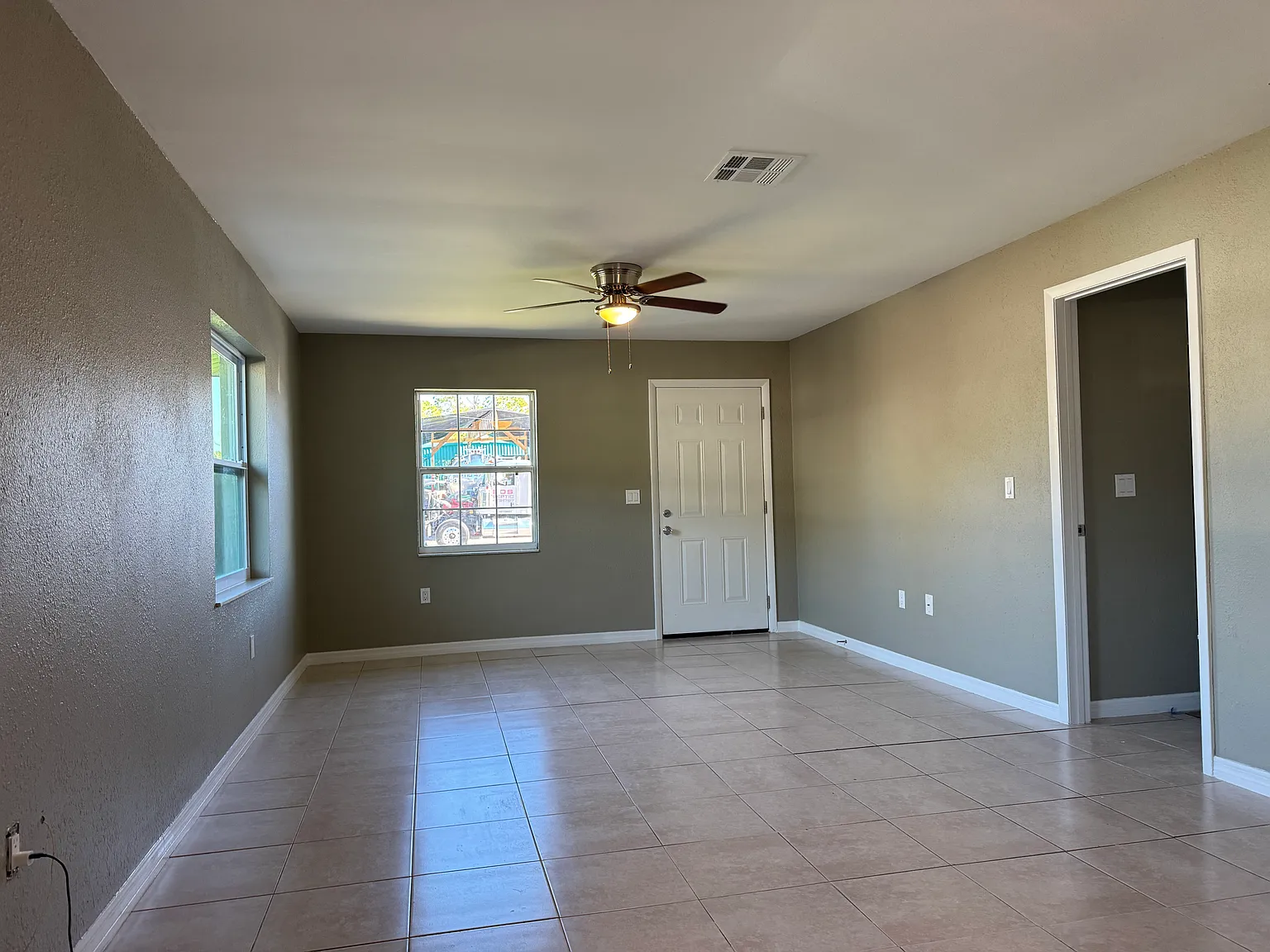 2 bed, 910 sqft, $1,600 — Photo 4