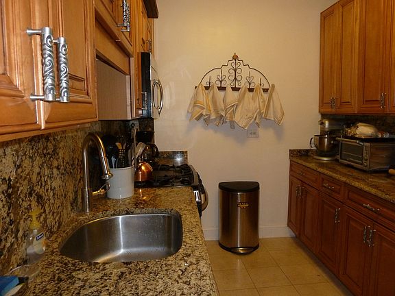 4th image of 2052 N Lincoln Park W APT 408