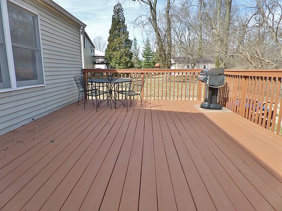 3rd image of 874 Bradford Ct