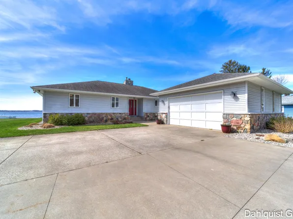 2663 Memorial Dr, Muskegon, MI 49445