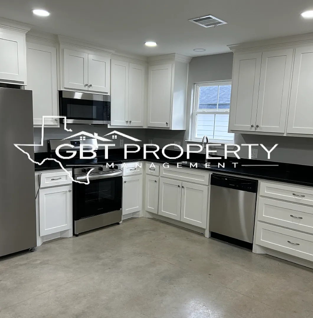 3 Bedroom 2 Bathroom Home! — Photo 2